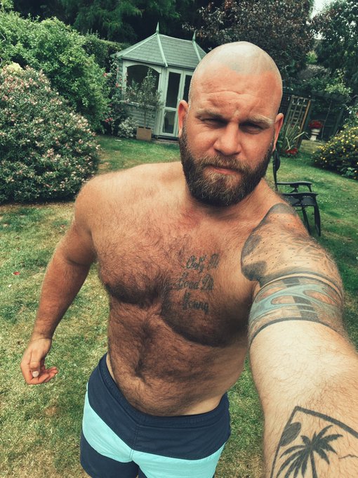 Wishing everyone a happy and relaxing Sunday ??

#gaybearsofinstagram #gaybeardedmen #gaybearded #gayhairymen