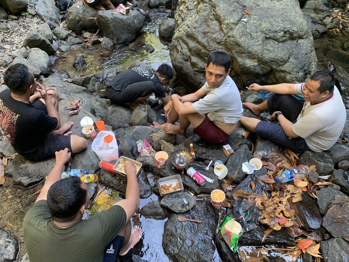 RonoReneRemen's tweet photo. Dino minggu sing tak tunggu.
Jeguran ning air terjun.
Disambi ngopi, ngepop mie, nyosis, ngudud. 

#Bungah https://t.co/MSfiQjkhBa
