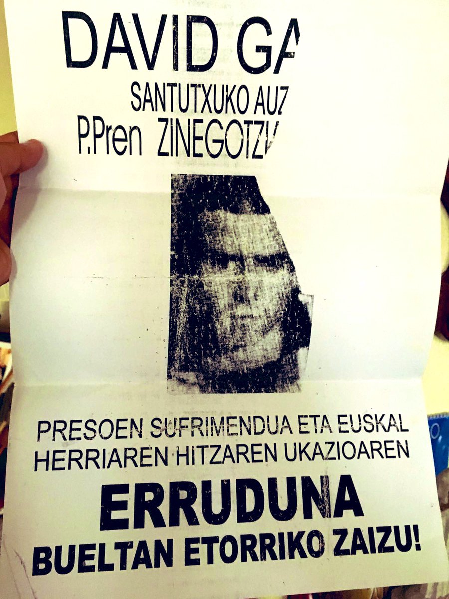 Un domingo como hoy del 2000, amaneció mi barrio lleno de carteles.

Mi madre intentó quitar alguno, la amenazaron.

Policías nacionales los quitaron en horas.

El lunes Iturgaiz pidió un escolta más para mi.

Poco después estaba en la lista de ETA, de donde ya no salí.

#Memoria