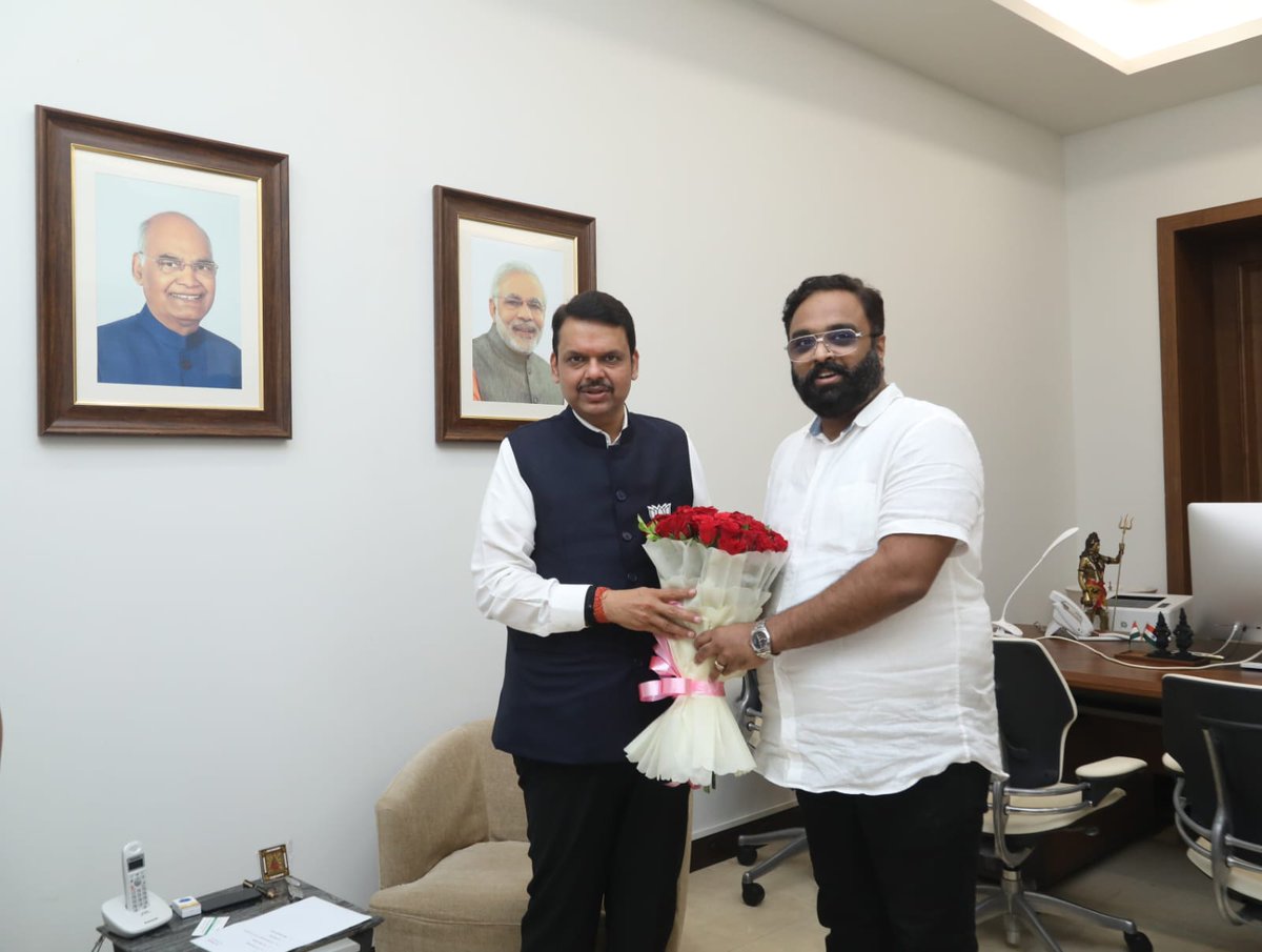 भाजपा प्रदेश कार्यकारिणीच्या बैठकीनंतर राज्याचे उपमुख्यमंत्री मा.ना.श्री. देवेंद्रजी फडणवीस यांची सदिच्छा भेट घेऊन त्यांना वाढदिवसानिमित्त शुभेच्छा दिल्या.

<a href="/Dev_Fadnavis/">Devendra Fadnavis</a> 
#अभिष्टचिंतन #DevendraFadnavis #Birthday #सेवादिन #Sevadin #DCM #maharashtra #latur #marathwada <a href="/BJP4India/">BJP</a>