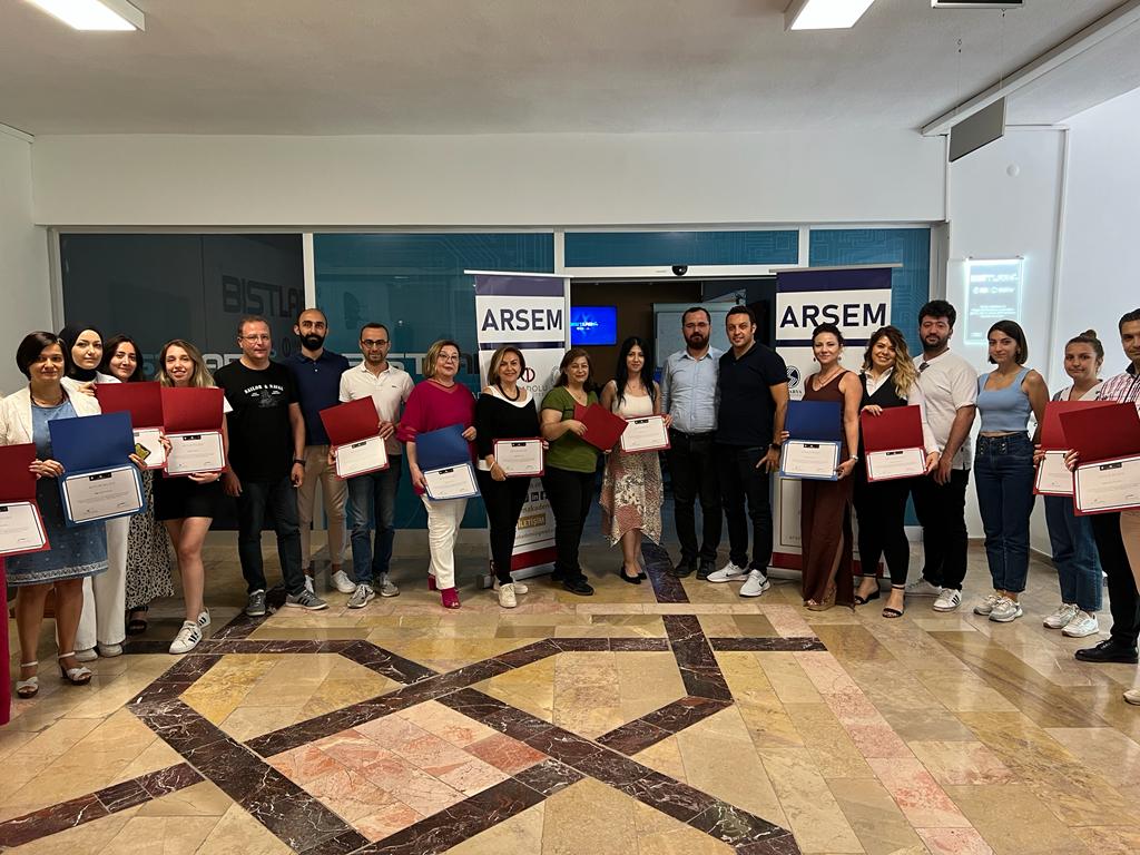 arsemakademi's tweet photo. Sertifikalarını alan katılımcılarımızla toplu fotoğrafımız.
#arsem #arsemakademi #araştırmaseminerleri #anadoluüniversitesi #bistlab #anadoluüniversitesiibf #panelverianalizi #panelveri #yazseminerleri #bistlab #veribilimi #akademikeğitim #doğrusalzamanserisi #nitelaraştırma https://t.co/8Q7UyT8oCt