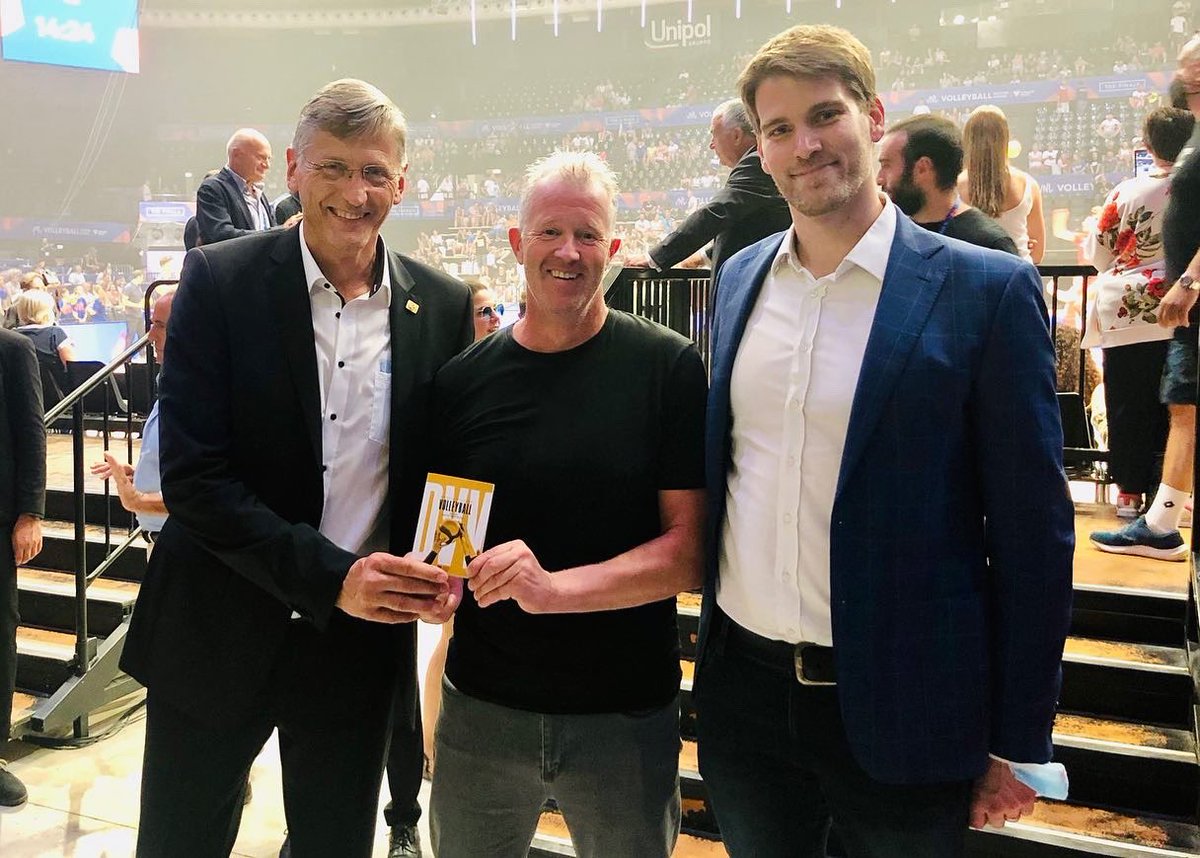 _ReneHecht_'s tweet photo. In bester Gesellschaft und mit ��ber 10.000 Zuschauern und Fans finden an diesem Wochenende die #VNL #Finals in Bologna statt. Am Rande haben wir auch wichtige Gespräche mit #FIVB und #CEV zu Europameisterschaft und Weltmeisterschaft geführt. https://t.co/4rGuqRlqHK