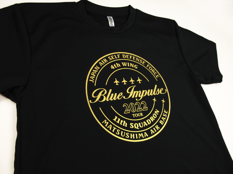 nhouse_jp's tweet photo. 【ブルーインパルス 2022 ドライTシャツ】をネットショップにて販売開始しました。

4機のアブレスト編隊とスモークで円周を描く2機のソロ機がプリントされています。

カラーは機体イメージの白/ブルー系とゴージャスなゴールドプリント(シャツは黒）。

サイズはXS～3L税・送料込みで1,900円です。 https://t.co/KSau3S4Pfv
