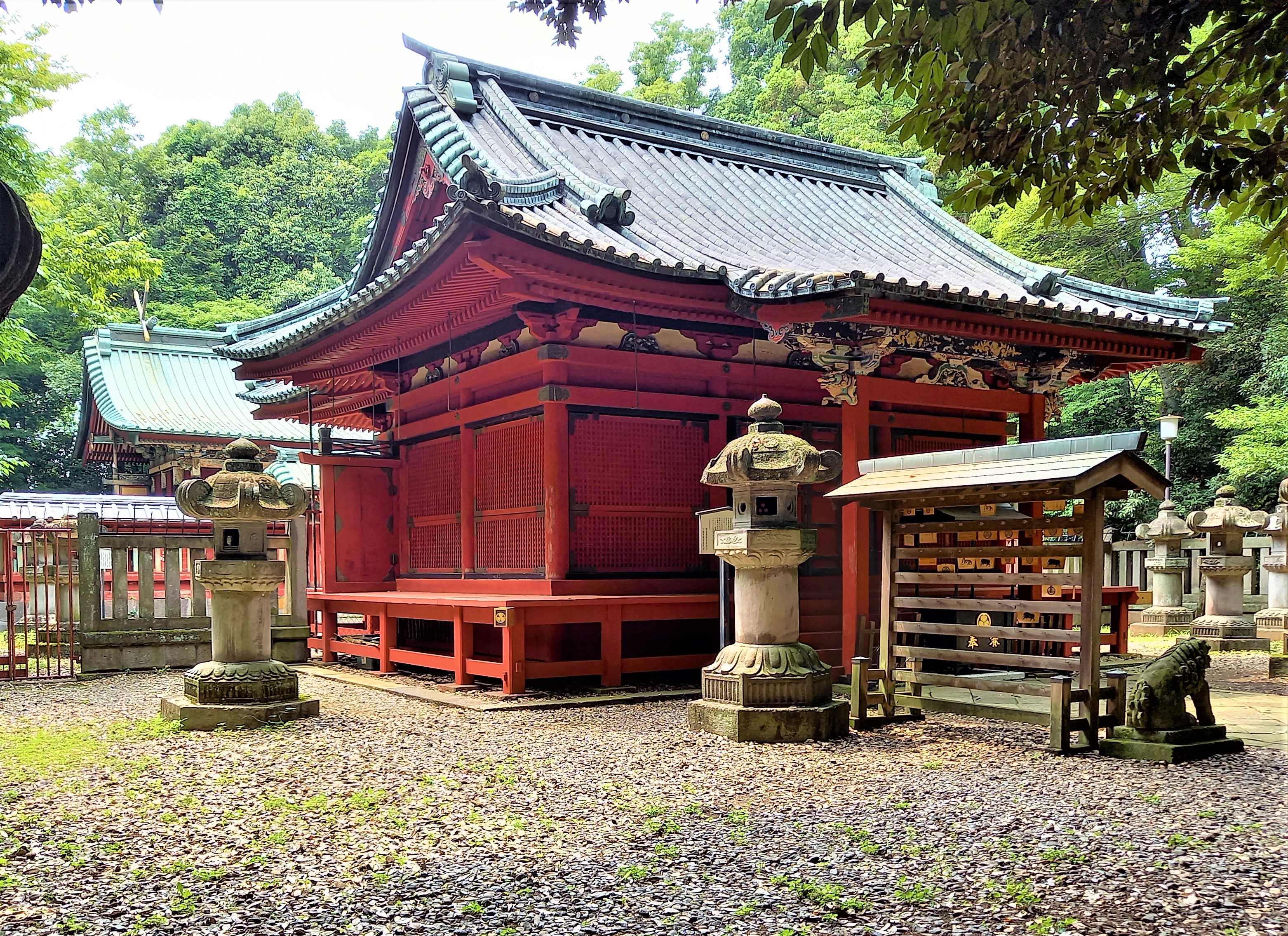 シロクマch 大冒険 埼玉県 川越市小仙波町の神社仏閣 仙波東照宮 御祭神 徳川家康公 東照大権現 寛永十年 １６３３ 天海僧正により創建 説明板引用 随身門 石鳥居 右手に天海榊を見て 石階段を上り 社殿の外周を右回りに 拝殿 幣殿 中