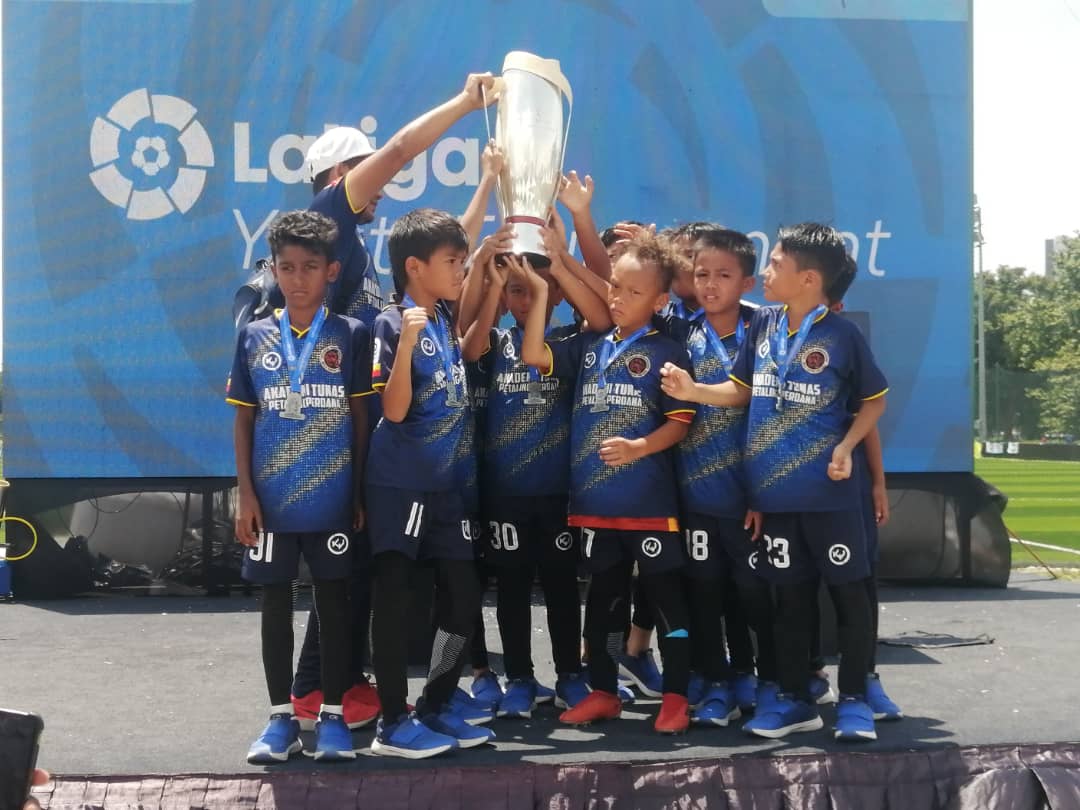 PapaQQs's tweet photo. #5th m
#ATPP U9 0-1 Hijau Kuning FC
#6th m
#ATPP U9 2-0 Layola FC 
Gagal ke final plate, menamatkan pjuangan di tmpt ke 3 (Plate)
Pendedahan yg sgt bnilai utk anak² bermain lwn abg² umur 10 tahun.
Welldone boys! 👏
#LaLigaYouthTournament
#ATPPU9 
#NFDP
#MKLK
#DrinkOPI
@drink_opi https://t.co/opRe7F6nWh