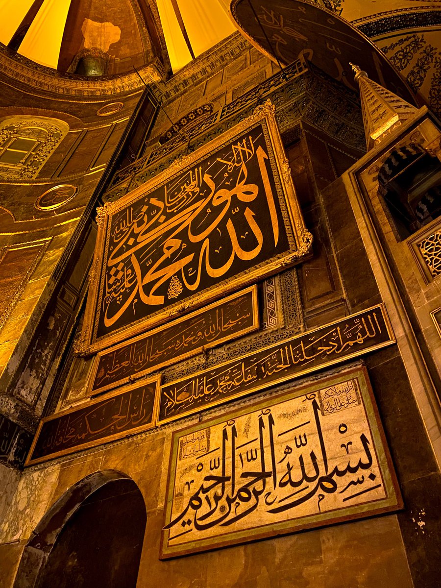 Bu fotoğrafları tam 2 yıl önce yani Ayasofya’nın tekrardan camiye döndüğü gün çekmiştim.

Yıllarca hayalini kurduğum şey gerçekleşmişti. Çocukluğumdan beri özellikle gittiğim Ayasofya’ya sonunda namaz kılmak için gitmiştim. #AyasofyaCamii