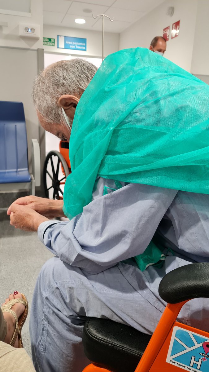 Alicia DS (@alidiazsan) on Twitter photo ¿Hay derecho a tener a una persona de 83 años, con dolencias graves, sentada en una silla de ruedas, sin agua ni comida, DURANTE 15 HORAS SEGUIDAS, a la espera de una cama?
Esas son las Urgencias del Doce de Octubre en <a href="/ComunidadMadrid/">Comunidad de Madrid</a>
#SanidadPublica
Esa persona es mi padre. ¿Hay derecho a tener a una persona de 83 años, con dolencias graves, sentada en una silla de ruedas, sin agua ni comida, DURANTE 15 HORAS SEGUIDAS, a la espera de una cama?
Esas son las Urgencias del Doce de Octubre en <a href="/ComunidadMadrid/">Comunidad de Madrid</a>
#SanidadPublica
Esa persona es mi padre.