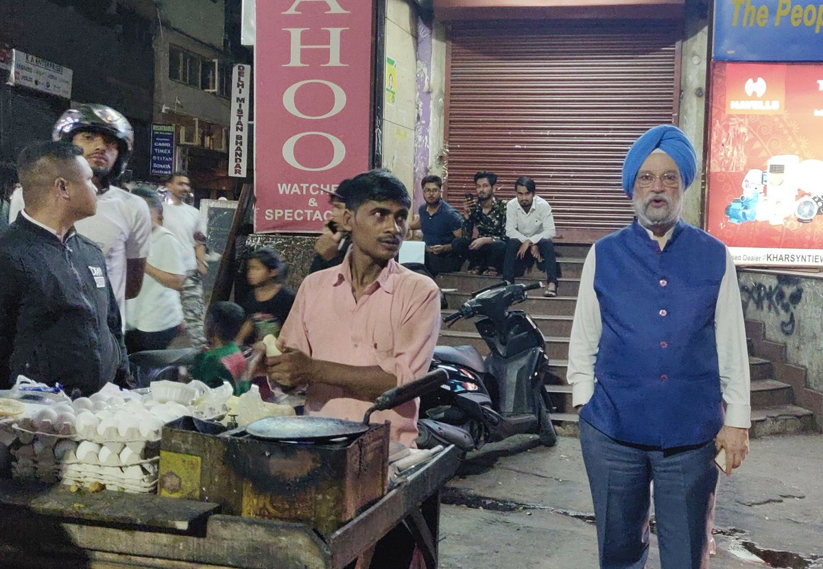 HardeepSPuri's tweet photo. Ever wondered why the gol-gappa pani or filling in samosas from different vendors is not the same?
Well, that’s because some of these are based on secret recipes passed down generations.
Such is the nature of permanence that street vendors &amp; hawkers have in our cities. @PIB_India https://t.co/mxOkhTbiV7