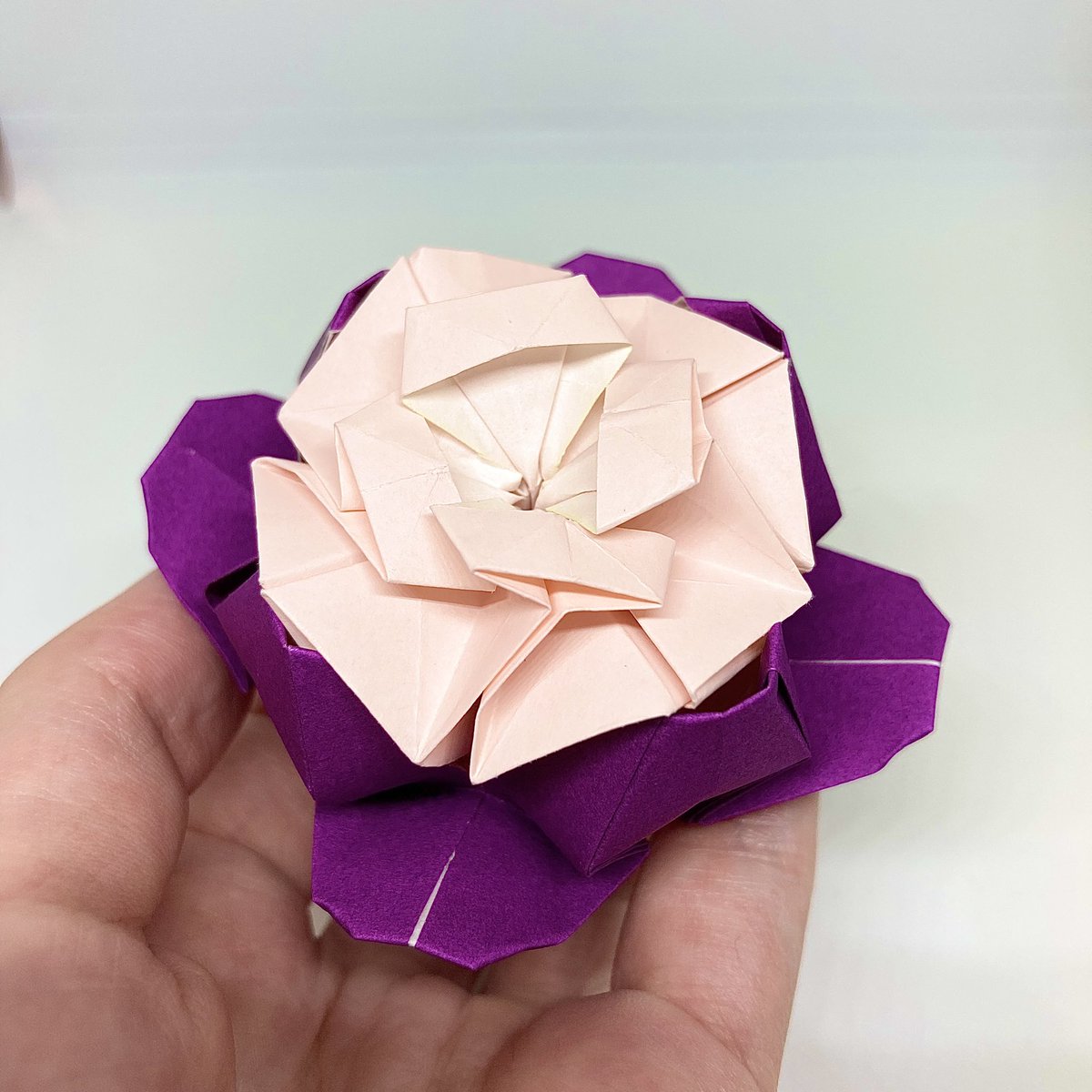 i4yv1_origami's tweet photo. 何らかの花は葉牡丹ということにしました。季節外れですが。
2枚組でしっかりはまるのと、ふっくらしたフォルムがお気に入りポイント。
#折り紙 #おりがみ #orgami https://t.co/lu8CPXR4gK