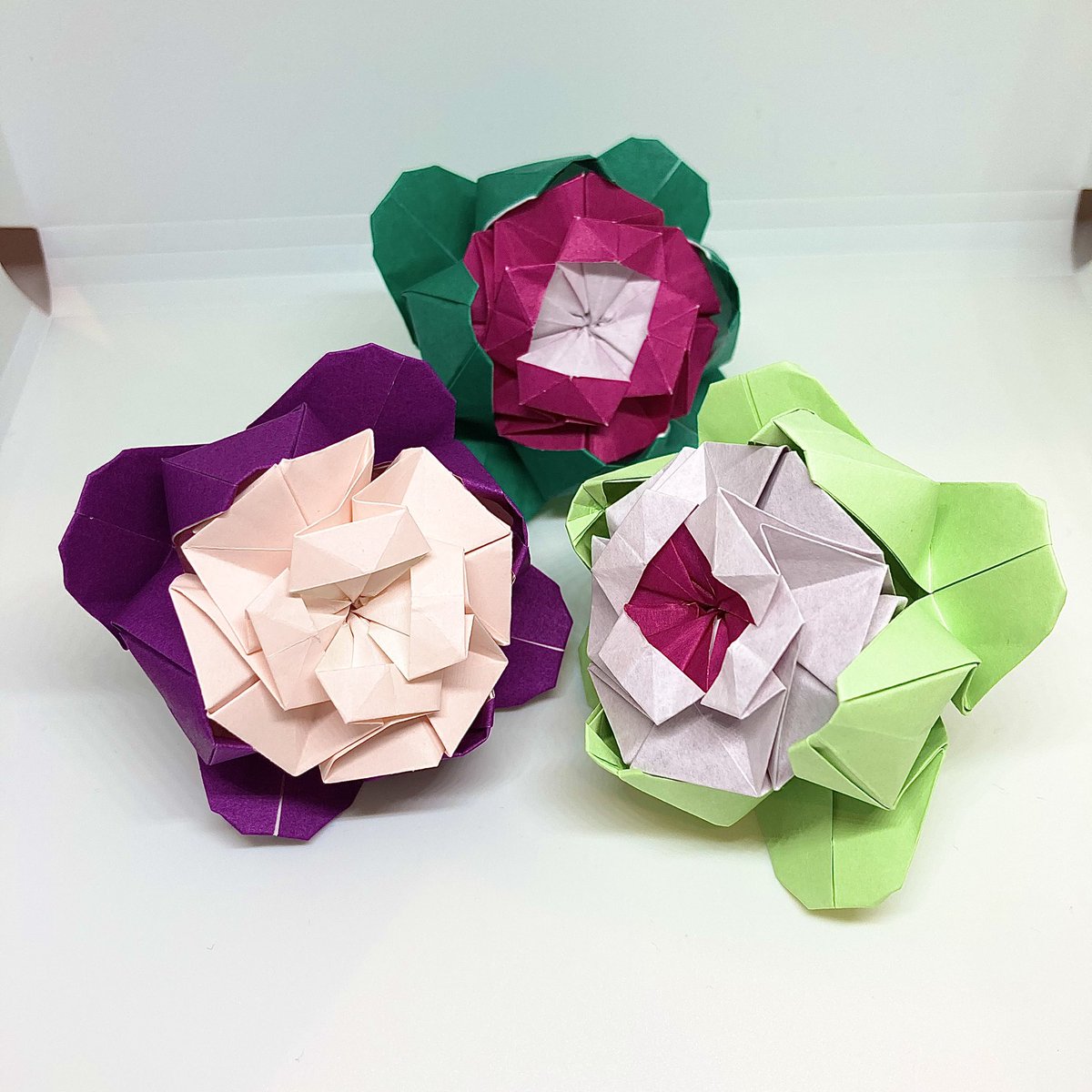 i4yv1_origami's tweet photo. 何らかの花は葉牡丹ということにしました。季節外れですが。
2枚組でしっかりはまるのと、ふっくらしたフォルムがお気に入りポイント。
#折り紙 #おりがみ #orgami https://t.co/lu8CPXR4gK