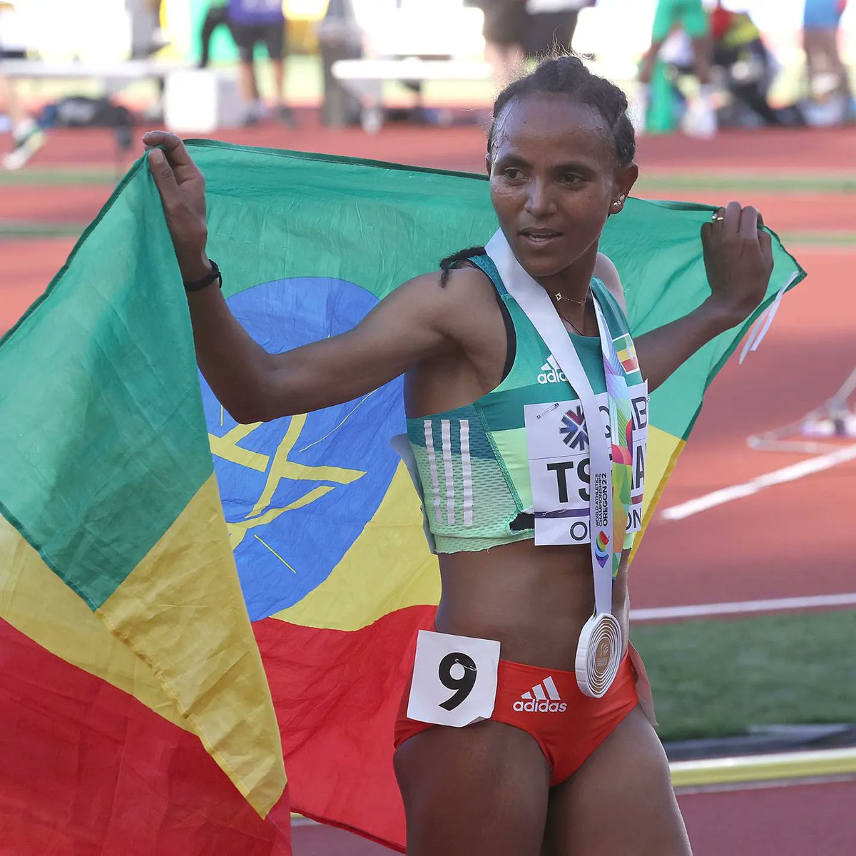 RuncardItalia's tweet photo. ᴅᴏᴍɪɴɪᴏ ᴇᴛɪᴏᴘᴇ ꜱᴜɪ 5000!

🏃‍♀️ Dopo l'argento sui 1500m, la Tsegay si impone sui 5000m femminili agli #WCHOregon22 in 14.46.29!

🥇 🇪🇹 Gudaf Tsegay (14.46.29)
🥈 🇰🇪 Beatrice Chebet (14.46.75)
🥉 🇪🇹 Dawit Seyaum (14.47.36)

#runcard #running #WorldAthleticsChamps https://t.co/iuE1Kmgvk3