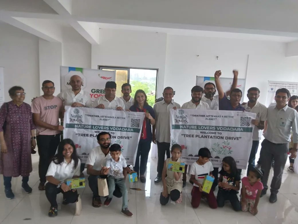 natureloversva1's tweet photo. Pleasure being a part of t programme arranged by Radio Mirchi, Everest Group Shri Umeshbhai , Vadodara Marathon for tree plantation. Radio Mirchi's RJ Mohini wonderfully hosted and gave Slogan GREEN YODHA. Met energetic women Tejal Amin of Navrachna Univesity . #naturelovers https://t.co/00UhD99vxF