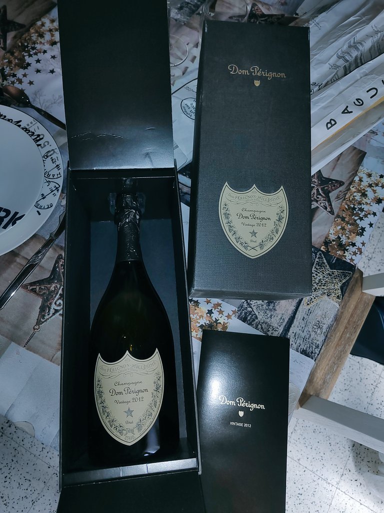 doudi_carrera's tweet photo. Hey @hachettevins J'ai toujours dit que je m'en offrirai une, j'ai craqué pour la naissance de mon fils, j'étais obligé👶🍾😍 #DomPérignon #Vintage2012 https://t.co/zOw6bZXS35