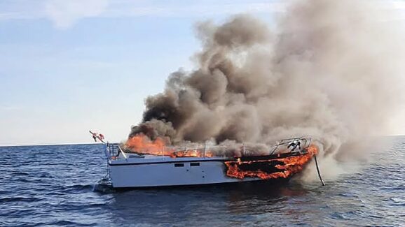 tv2newsdk's tweet photo. Tre personer reddet fra brændende båd på vandet https://t.co/RTXaP7dyfU https://t.co/UALhgPegv0