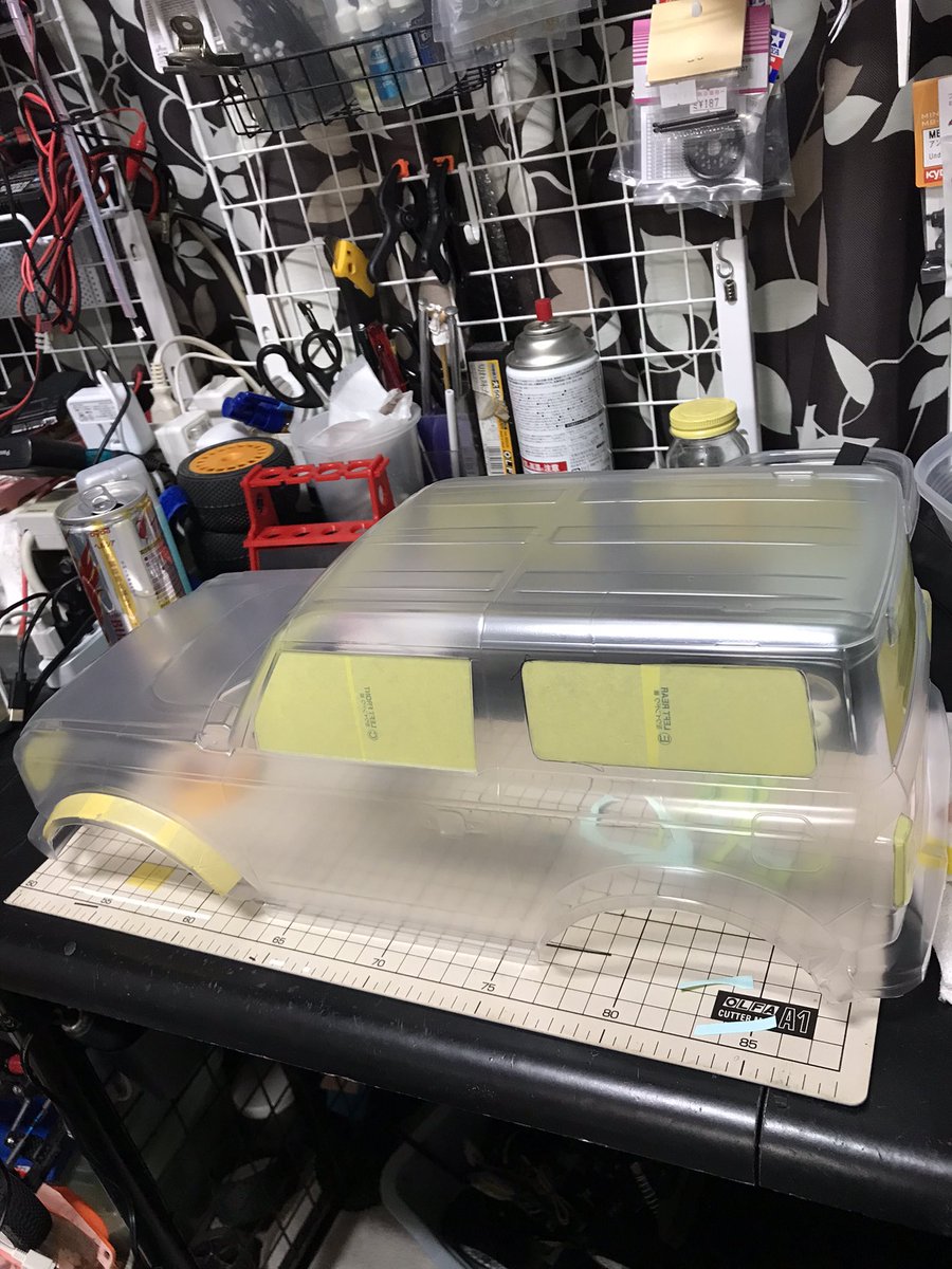 UFRegUJHVNYCXOp's tweet photo. タミヤ・CC02  ブロンコです(*ﾟーﾟ)
シャーシは遊ばれてるのでボディーのカットとマスキングを少々。
カラーリングは、あの方のコルサグレイ！
純正指定色！

コルサグレイから塗るのだo(`･ω´･+o)
この色を使えば、あの方に近づけるらしい♪

＃タミヤRC
＃CC02 
#ブロンコ
＃コルサグレイ
#PS32 https://t.co/7eZYOZP9ql