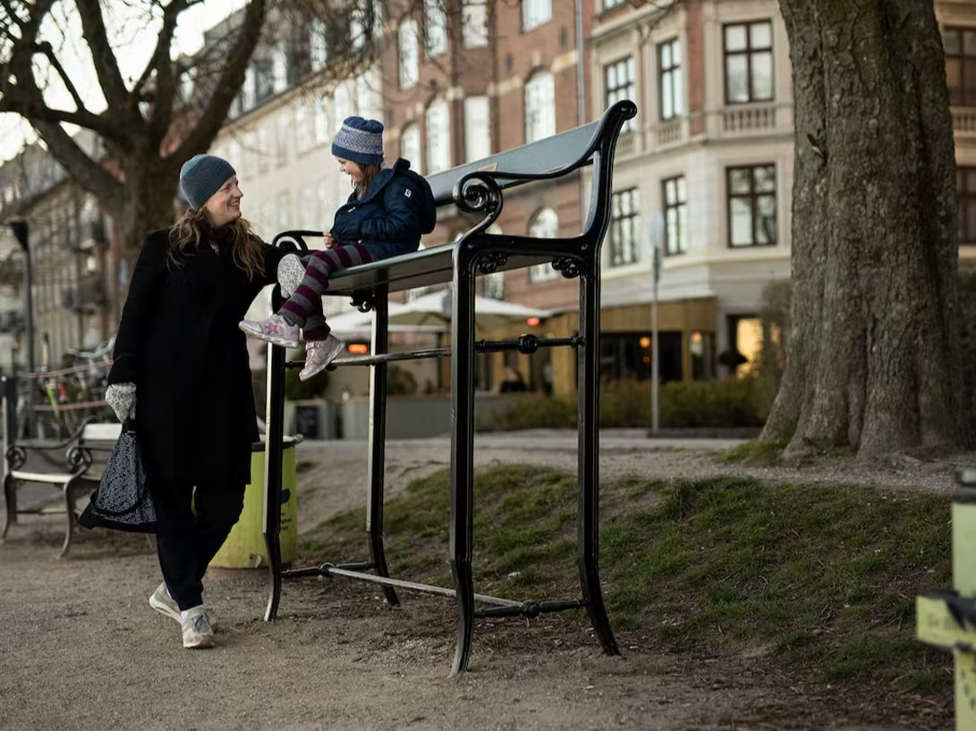 Just water we gonna do? 🌊 bit.ly/3yYGWc3 

Elevated benches in Copenhagen have been installed to send out a strong message about the dangers of rising sea levels.

What do you think of the campaign?🤔

#ClimateChange #Denmark #Advertising #Marketing