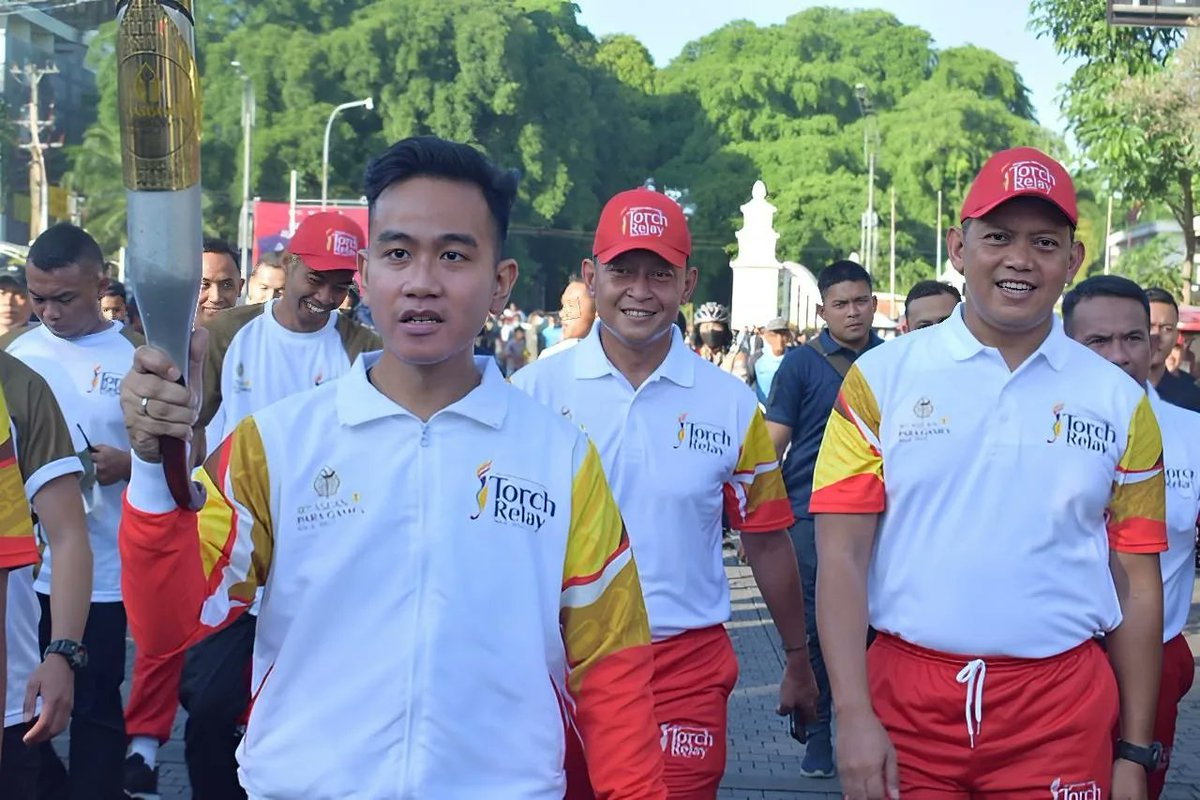 lanud_smo's tweet photo. Danlanud Smo Hadiri Torch Relay 11th Asean Para Games Solo 2022 di Stadion Sriwedari Surakarta
@Puspen_TNI 
@_TNIAU 
@Kodiklatau3 
@gibran_tweet 
@aseanpg2022 https://t.co/5IdRJEdBSS