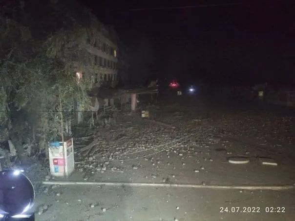 UKikaski's tweet photo. Results of an #APU HIMARS attack on a hotel in RUS-occupied Khrustalnyi, Luhansk Oblast, which was used as an RUS HQ/Command Post. RUS and other media report that 50 to 100 combatants were wounded/killed in the strike.
#OSINT
#UkraineRussianWar
#OSINTUA https://t.co/orIreMPRh3