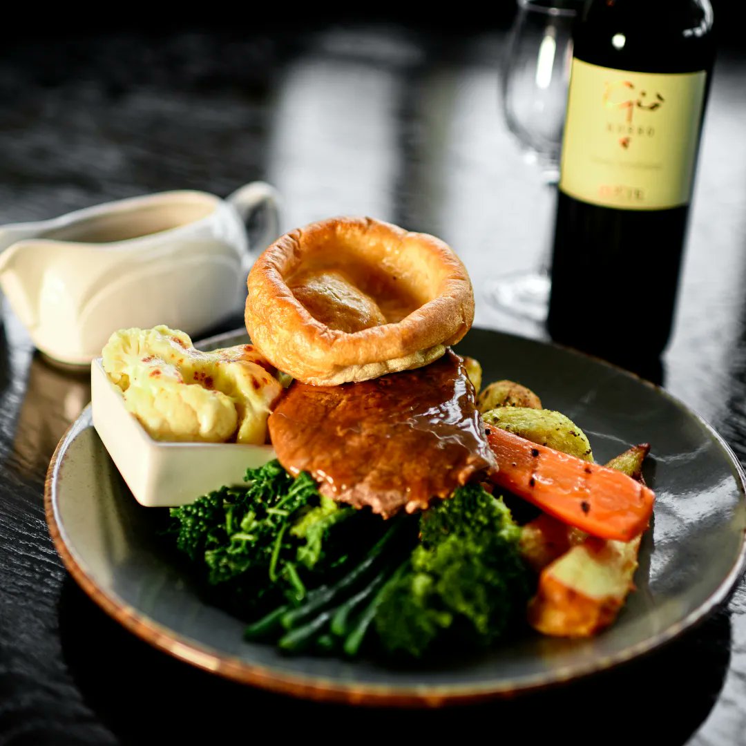 S U N D A Y  R O A S T 🍴

VE &amp; V options are available 🌿

Book your table here 👇
buff.ly/3bAfpFN

#sundayroast #sundaydinner #sundayroastmcr #mcrfoodie #foodblogger #manchesterhotel