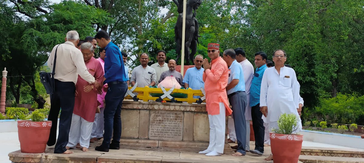nikhileshkm81's tweet photo. झाँसी की रानी लक्ष्मीबाई की समाधि ग्वालियर पर पुष्पांजलि और श्रद्धा सुमन अर्पित कीया। https://t.co/rhhKEZp4zA