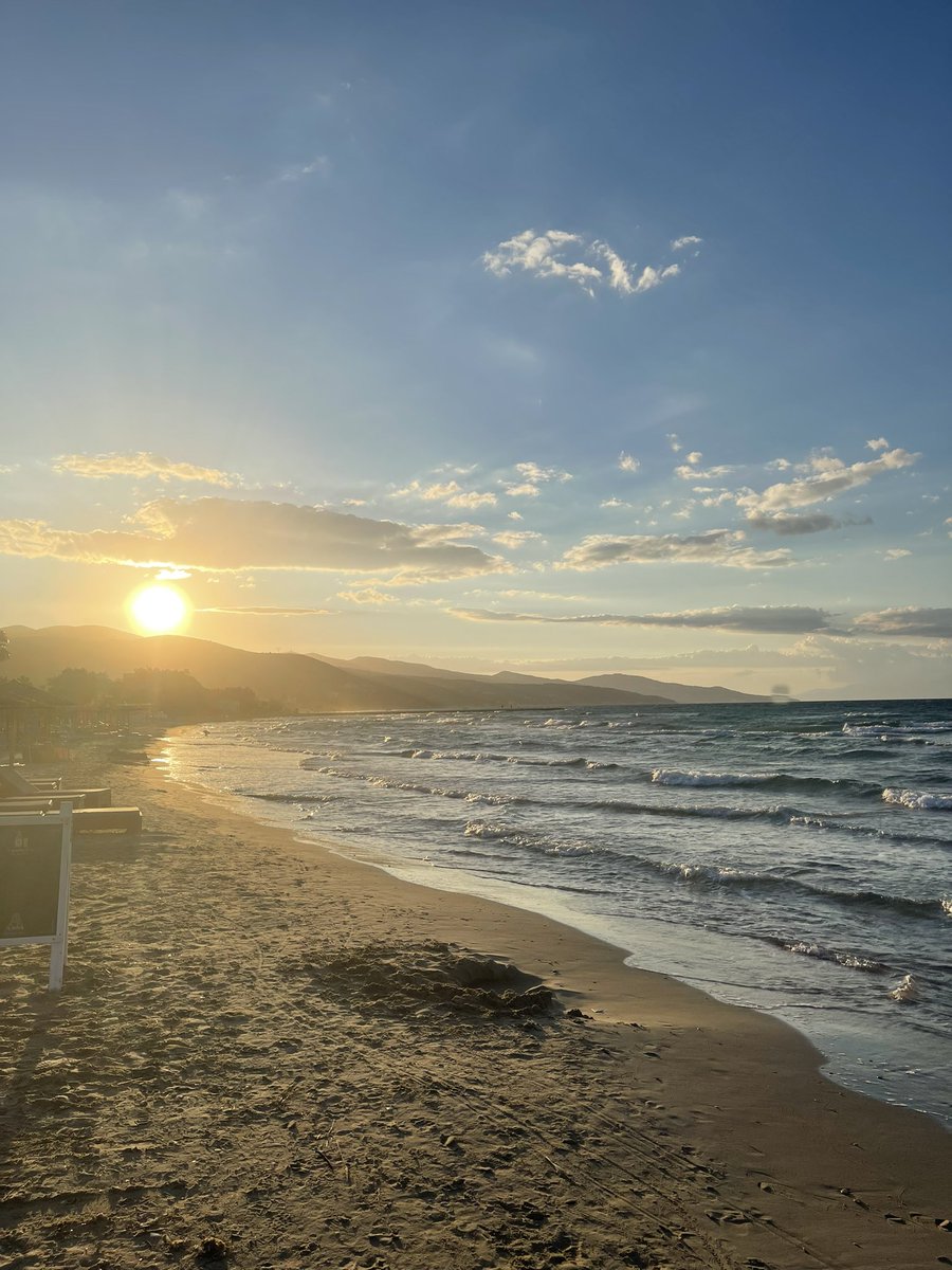 AidelZack's tweet photo. regarder le coucher de soleil avec l’amour de ta vie c’est le meilleur Date https://t.co/CpIgGD5OuV
