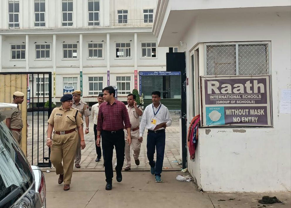 DMDCAlwar's tweet photo. जिला कलक्टर डॉ जितेन्द्र कुमार सोनी व पुलिस अधीक्षक श्रीमती तेजस्विनी गौतम ने आज शहर का दौरा कर रीट परीक्षा व्यवस्थाओं का जायजा लिया।उन्होंने परीक्षा केंद्रों,यातायात व्यवस्था एवं हेल्प डेस्क आदि का निरीक्षण कर आवश्यक दिशा-निर्देश दिए।#dmalwar Government of Rajasthan @jksoniias https://t.co/E13TTNpst7