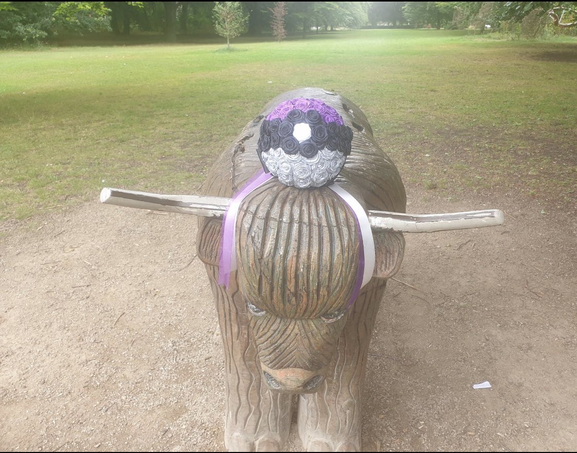 geekuniquebouq1's tweet photo. A huge CONGRATULATIONS to one of my wonderful bride and groom who got married yesterday😍.
My beautiful couple met playing “Pokémon Go” so the bouquet was designed as a “Pokaball”, in their colours and they looked amazing 🤩  xx
#pokemonwedding #alternativewedding #unique #😍 https://t.co/l5Vftq1Cg5