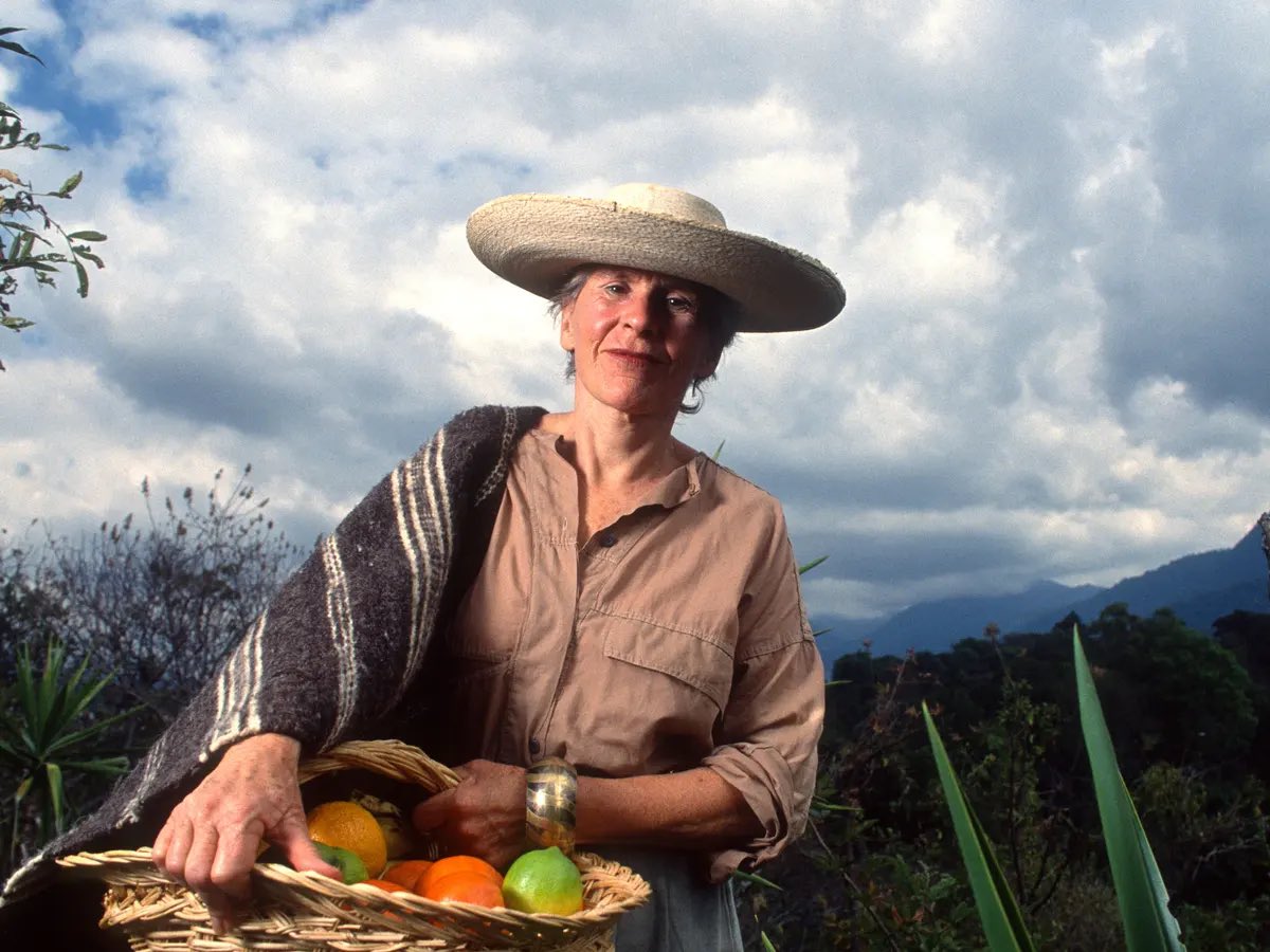 Adiós a la británica más mexicana. Contribuyó a dar nombre y renombre internacional a nuestra cocina y a preservar y promover sus tradiciones culinarias. Murió la gran Diana Kennedy a los 99 años. #QEPD 🇲🇽🇬🇧