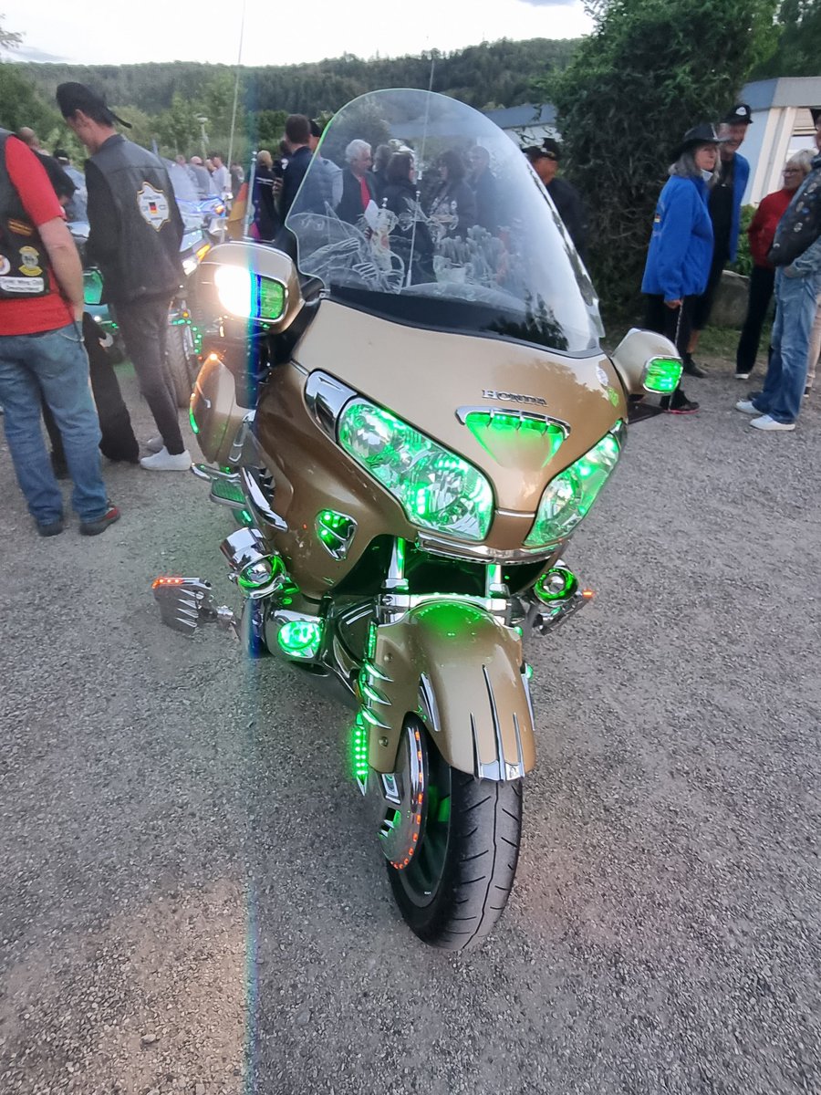 Goldwingmisfits's tweet photo. With the light parade https://t.co/jtGxsuxrvW