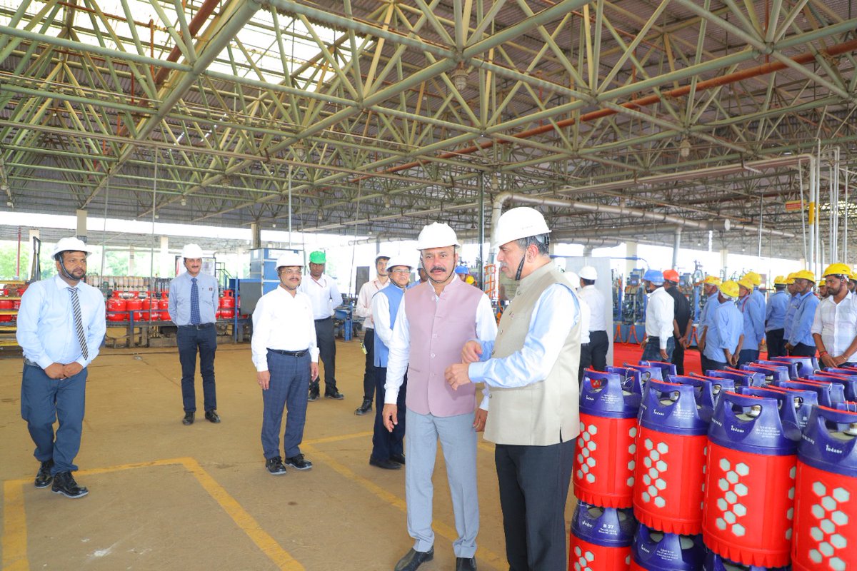 IndianOilcl's tweet photo. Mr S M Vaidya, @ChairmanIOCL also visited the #Indane Bottling Plant at Etawah today where he inaugurated a 25-point electronic Carousel. While interacting with IOCians, Mr Vaidya underlined the criticality of ensuring 100% safety to deliver enduring operational excellence. https://t.co/oXtYv94SvZ