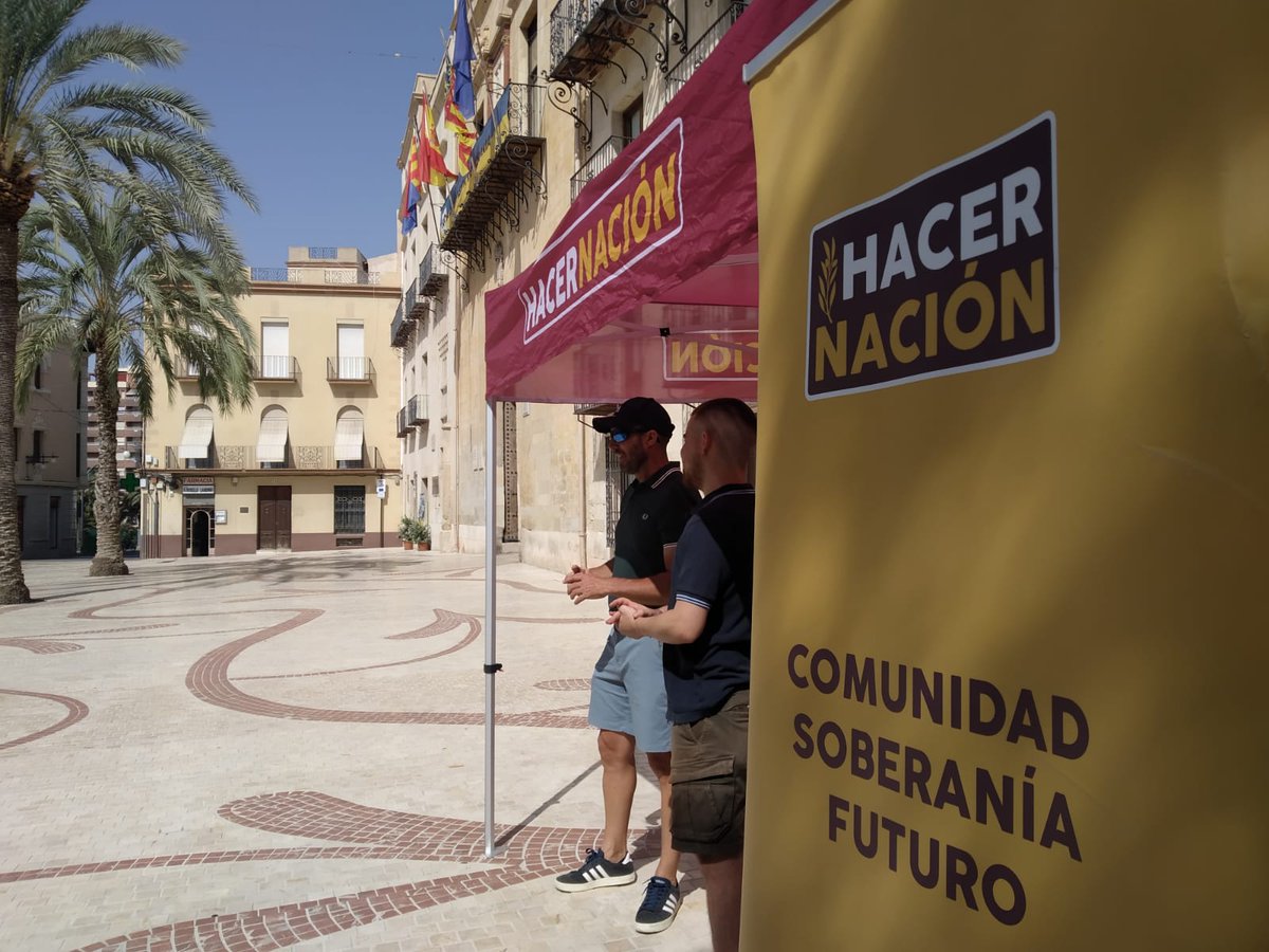 HN_Alicante's tweet photo. #Elche | Nueva jornada de activismo en las calles de la ciudad difundiendo nuestras propuestas para mejorar la vida de los ilicitanos.
La militancia forja nuestra comunidad estrechando lazos de camaradería y amistad.
Únete y #DefiendeElche
⚒️🫒 https://t.co/VoKxiRzUqt