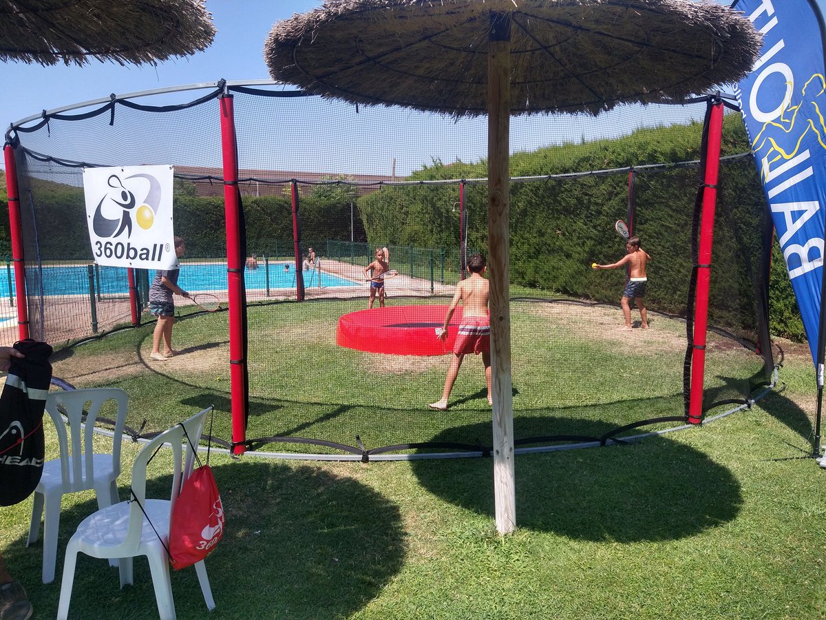 360BALLESPANA's tweet photo. Todo terreno. No hay piscina en España que se precie que no cuente   con una pista de 360ball. Ya también en Aragón! https://t.co/foFCR7f1ff