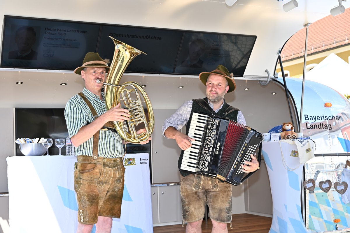 Der #LandTruck ist HEUTE in #Grafenwöhr 👉 Marktplatz, 10-18 Uhr. Die Highlights: Interview mit Präsidentin <a href="/IlseAigner/">Ilse Aigner</a>, Diskussionsrunde <a href="/TobiasReissMdL/">Tobias Reiß</a>, <a href="/aschwamberger91/">Anna Schwamberger</a>, <a href="/TobiGotthardt/">Tobias Gotthardt MdL</a>, Stefan #Löw, @presse_mdlkarl u. <a href="/Ch_Skutella/">Christoph Skutella</a>, Live-Musik &amp; Tanz. Schnell noch vorbeikommen!