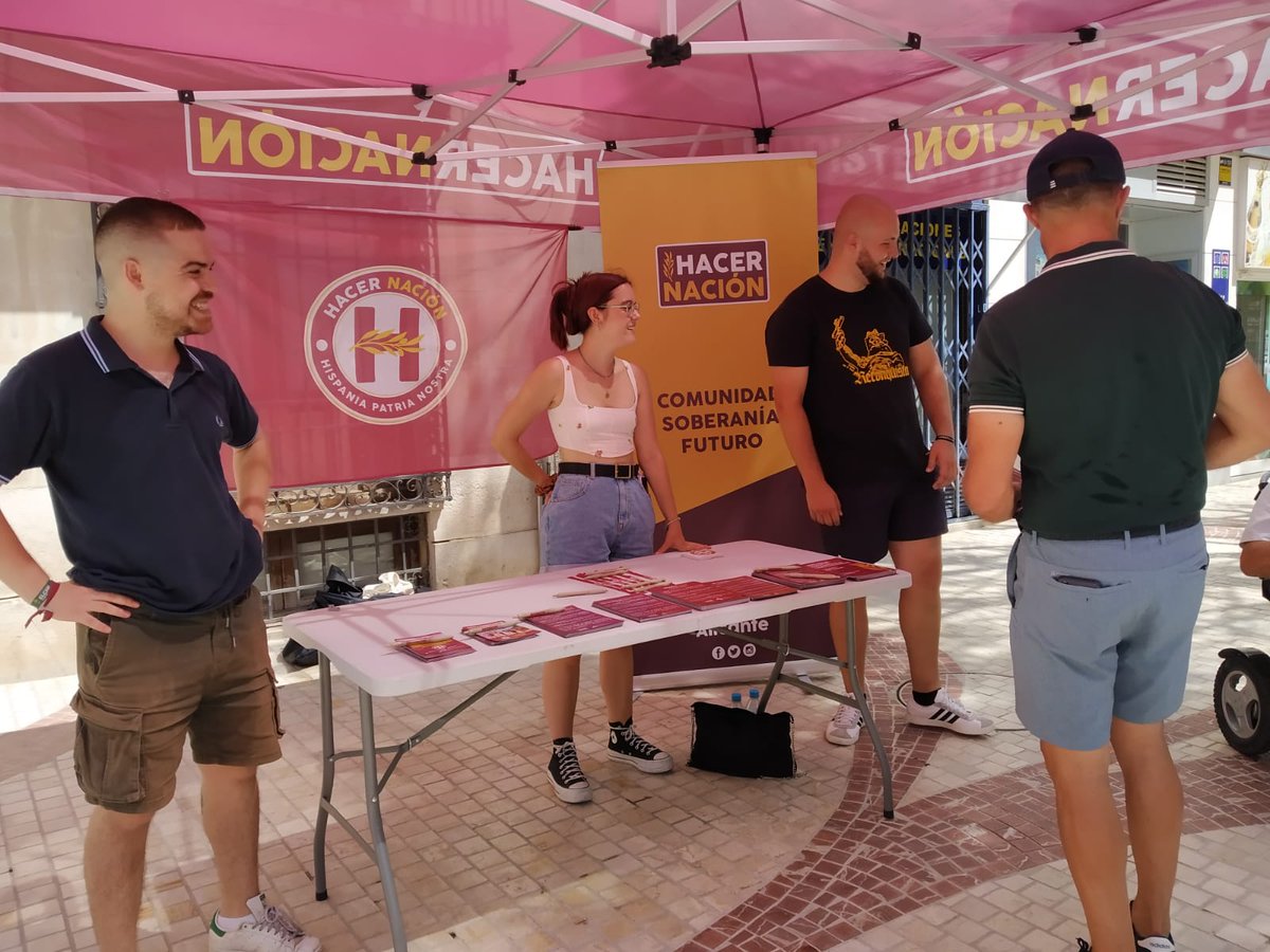 HN_Alicante's tweet photo. #Elche | Nueva jornada de activismo en las calles de la ciudad difundiendo nuestras propuestas para mejorar la vida de los ilicitanos.
La militancia forja nuestra comunidad estrechando lazos de camaradería y amistad.
Únete y #DefiendeElche
⚒️🫒 https://t.co/VoKxiRzUqt