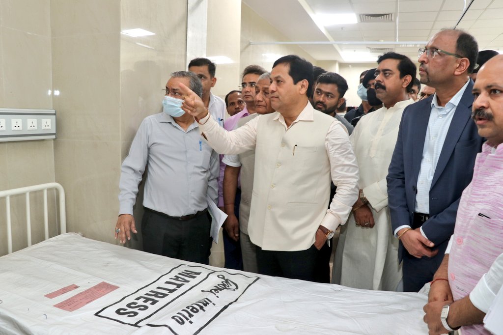 sarbanandsonwal's tweet photo. Happy to visit the National Institute of Unani Medicine (NIUM) in Ghaziabad, Uttar Pradesh with colleague Shri @Gen_VKSingh ji. 

Inspected the campus and planted a sapling to mark the occasion. https://t.co/C9tUmN9XQA