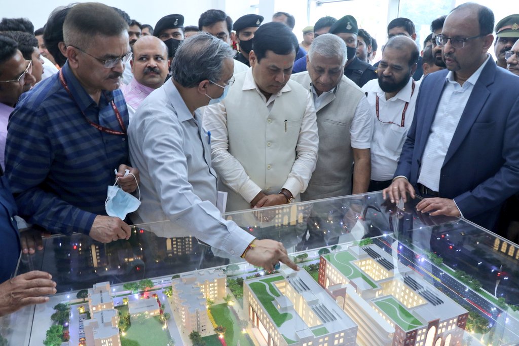 sarbanandsonwal's tweet photo. Happy to visit the National Institute of Unani Medicine (NIUM) in Ghaziabad, Uttar Pradesh with colleague Shri @Gen_VKSingh ji. 

Inspected the campus and planted a sapling to mark the occasion. https://t.co/C9tUmN9XQA