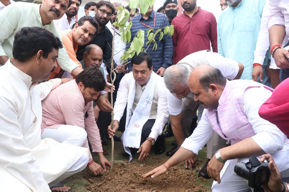 sarbanandsonwal's tweet photo. Happy to visit the National Institute of Unani Medicine (NIUM) in Ghaziabad, Uttar Pradesh with colleague Shri @Gen_VKSingh ji. 

Inspected the campus and planted a sapling to mark the occasion. https://t.co/C9tUmN9XQA