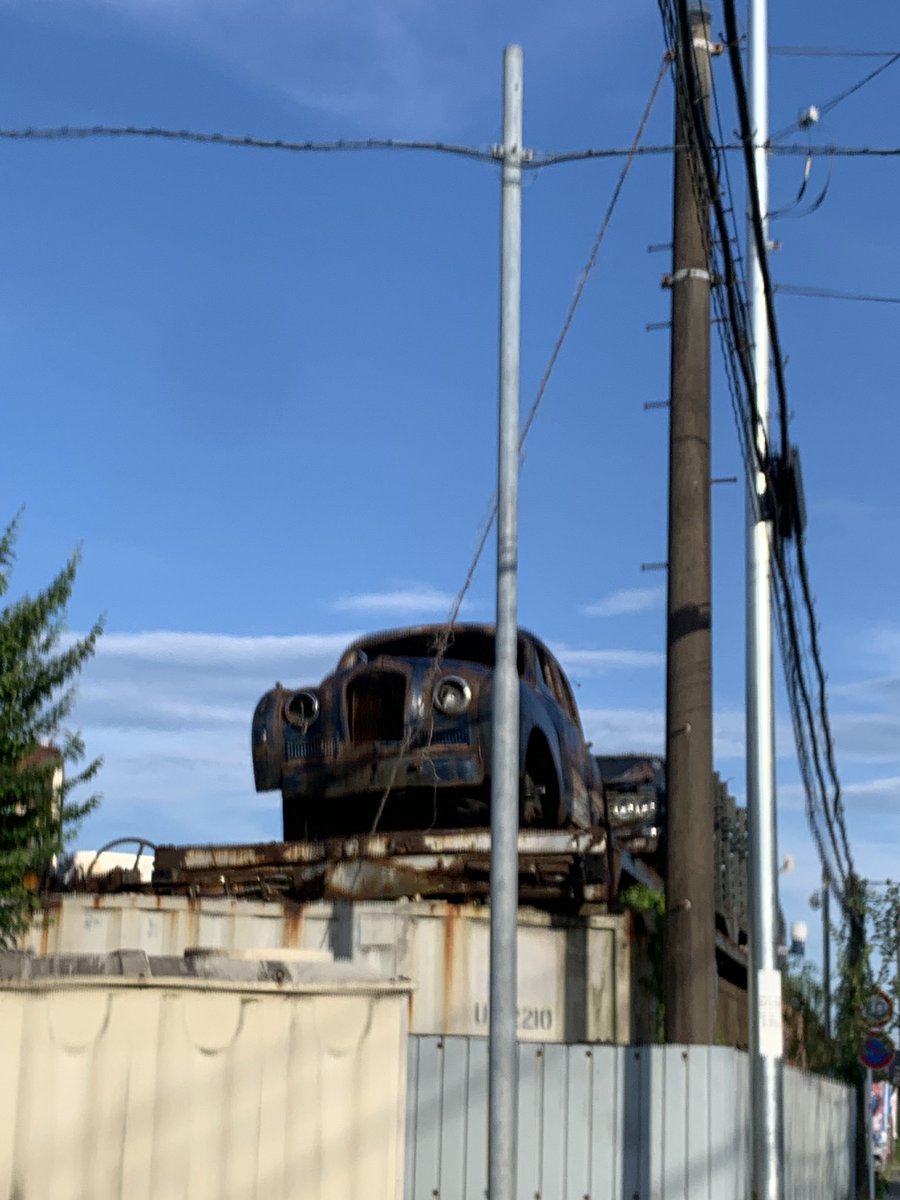 dangaizeppekide's tweet photo. #PrimaRide さんの近くのこのスクラップ置き場?がすごく気になる。
もう廃車になったこういう車でてロマンあるなー。
まるで映画 #カーズ みたいで。 https://t.co/HUaS6AB0E8