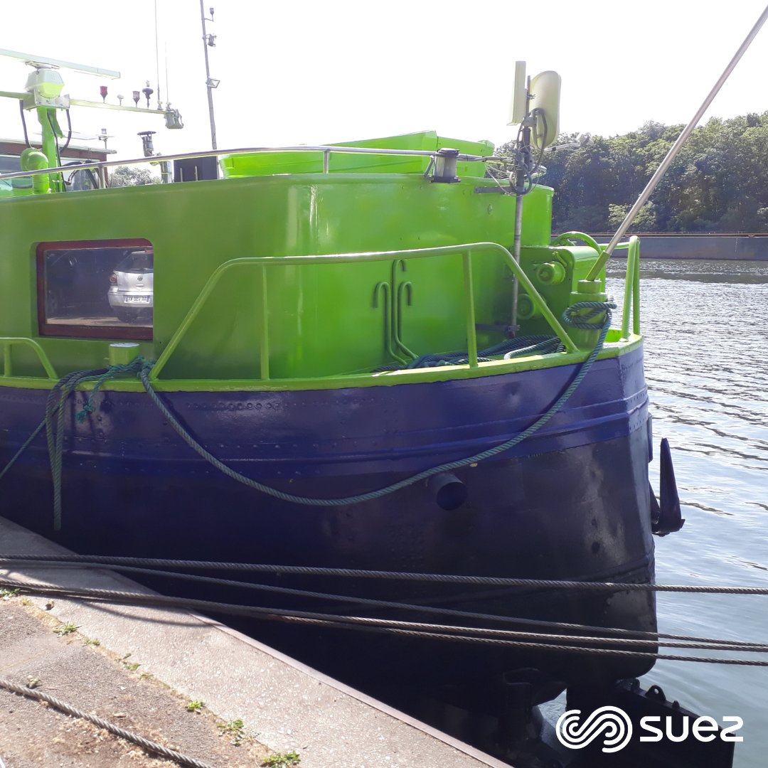 Stage 1 of <a href="/LeTourFemmes/">Le Tour de France Femmes avec Zwift</a> #TDFF in Paris 🇫🇷, at km 2 <a href="/EvitaMuzic/">Evita Muzic</a> from the @FDJ_SUEZ_Fut team could see one of the #SUEZ barges that transport waste by the Seine. An eco-responsible solution, since on average: 1 🚢 replaces 30 🚛.
#RideWithSUEZ