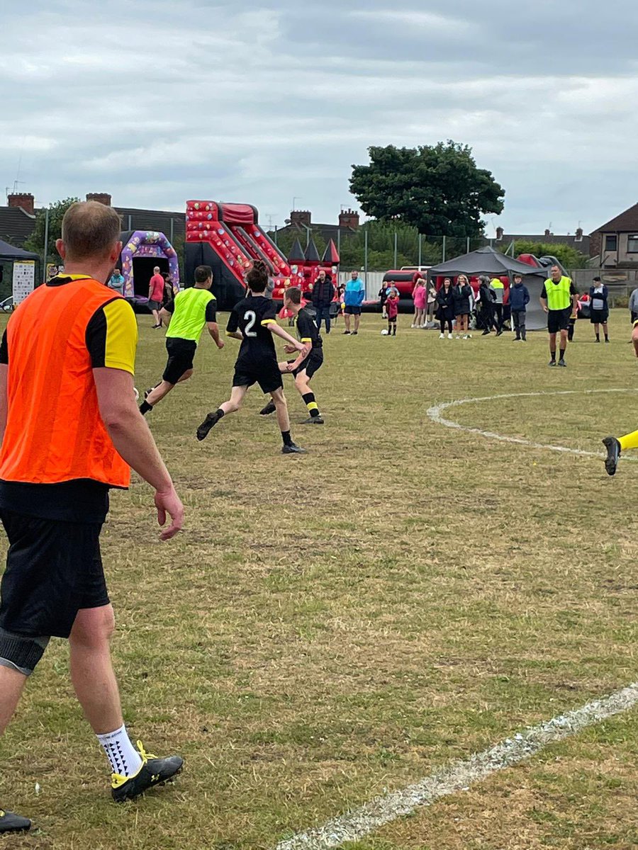 northfieldblk11's tweet photo. Presentation at @NorthfieldJFC1 yesterday. Think it’s safe to say both kids and adults enjoyed themselves. Smiles all round. Guttered I missed my pen in the managers Vs u16s match 😩😂. Still enjoyed it, brain and body don’t talk anymore🙈 #passedit #volunteers #wearenorthfield https://t.co/Ku3hzJsfKl