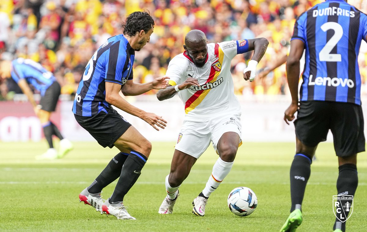 supplensois's tweet photo. #France 🇫🇷 #Ligue1 #RCLens #RCLInter #Bollaert Saison 2022/2023 - Amical : Seko Fofana (encore Lensois) face à l'Inter Milan...  📸  ⏳ https://t.co/pWFyWvJSYd
