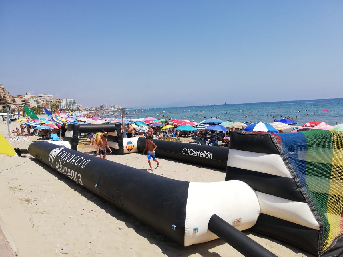 ¡𝐂𝐚𝐬𝐭𝐚𝐥𝐢𝐚 𝐊𝐢𝐝𝐬 𝑒𝑠𝑡𝑎́ 𝑑𝑒 𝑣𝑢𝑒𝑙𝑡𝑎! ⚪️⚫️

El hinchable albinegro ya levanta pasiones en la playa de <a href="/Oropesa_del_mar/">#OropesadelMar</a>, que celebra su primer festival #LGTBIQ 🌈

#PPO100👂🏻