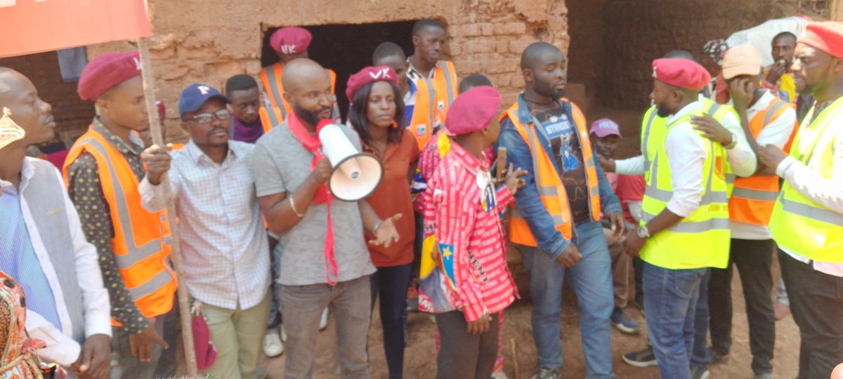 irenge_gibron's tweet photo. J’ai accompagné hier samedi la Fédération des Jeunes d’Ibanda à Bukavu dans leurs habitudes de week-end Salongo. Les poubelles du marché Kamagema ont été vidées et caniveaux débouchés.Après l’activité, une centaine des Jeunes ont signé les fiches d’adhésions. https://t.co/kkFX5a4kf6
