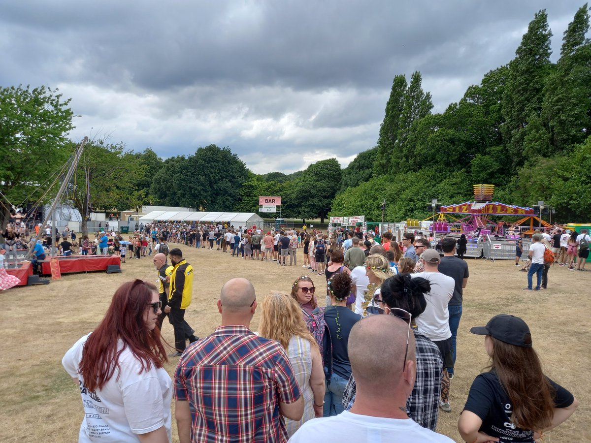 chrisu2812's tweet photo. @TraceyU25 @splendourfest 30 minutes for a beer. The tent is in the distance. https://t.co/61JzQ765AW