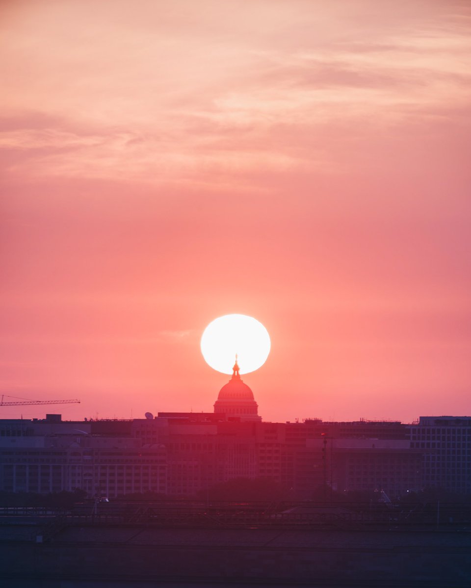 Wonderful morning at the Air Force Memorial for a perfect alignment with <a href="/abpanphoto/">Angela Pan</a> and <a href="/Chris_FukudaWx/">Chris Fukuda | Photographer 📸 | DMV Wx</a> <a href="/capitalweather/">Capital Weather Gang</a> <a href="/PoPville/">PoPville</a>