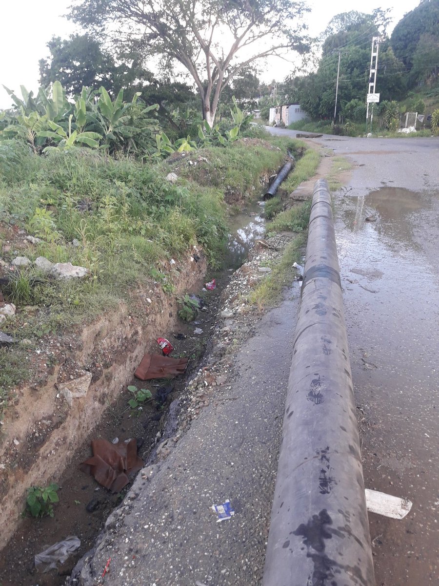BrayanGarciaPJ's tweet photo. Cada día de mal en peor está es la vía que va de charallave a Pitahaya, destruyen las calles, abren huecos y los rellenan con tierra, cuando llueve casi ni los carros pueden pasar, basura por todos lados y así dicen nuestra bella #Charallave.!!!
@ActivismoPJ
@PJ_EdoMiranda https://t.co/bDZE5rFwCU