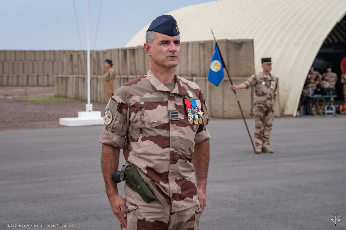 BARKHANE_OP's tweet image. #Barkhane – Passations de commandement : Les Colonels LEDOUX et SERVENT ont respectivement pris le commandement des BAP de N’Djamena et  Niamey. #passcom @Armee_de_lair