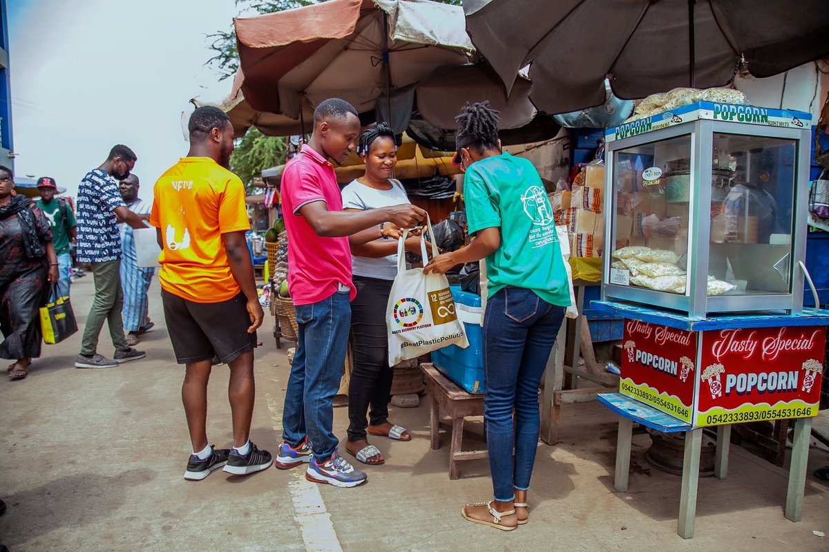 YREGhana's tweet photo. More from the sights and scenes of our “Community Senstization” &amp; distribution of Reusable bags at the Madina Market.🤩🤩Special thanks to @UNDPGhana for these beautiful bags! Plastic free living is achievable!✊🏾
PC: @sethbansong https://t.co/LzN6vaMqf2