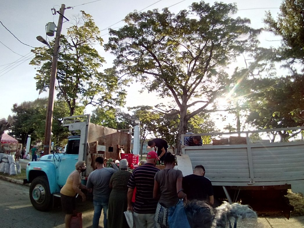 El @MINAGCuba y empresas de su sistema se unen a factores de la comunidad de Tamarindo en 10deOctubre apoyando la feria de la localidad #CubaPorLaPaz #SiempreEn26 @GAgroforestal @YdaelB @JorgeLuisTapiaF
