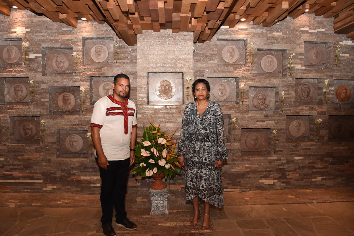 DIRCO_ZA's tweet photo. PHOTOS | Deputy Minister Alvin Botes, accompanied by Amb Yvonne Phosa lays a wreath at the Che Guevara Mausoleum in Santa Clara, Cuba, 23 July 2022. #SAinCuba @SAEmbCuba @UbuntuRadioZA https://t.co/m3l1MmaUV3